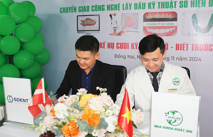 Đại diện Nha Khoa Khắc Ghi và Công ty Thiết Bị Y Tế GDENT ký kết thỏa thuận hợp tác