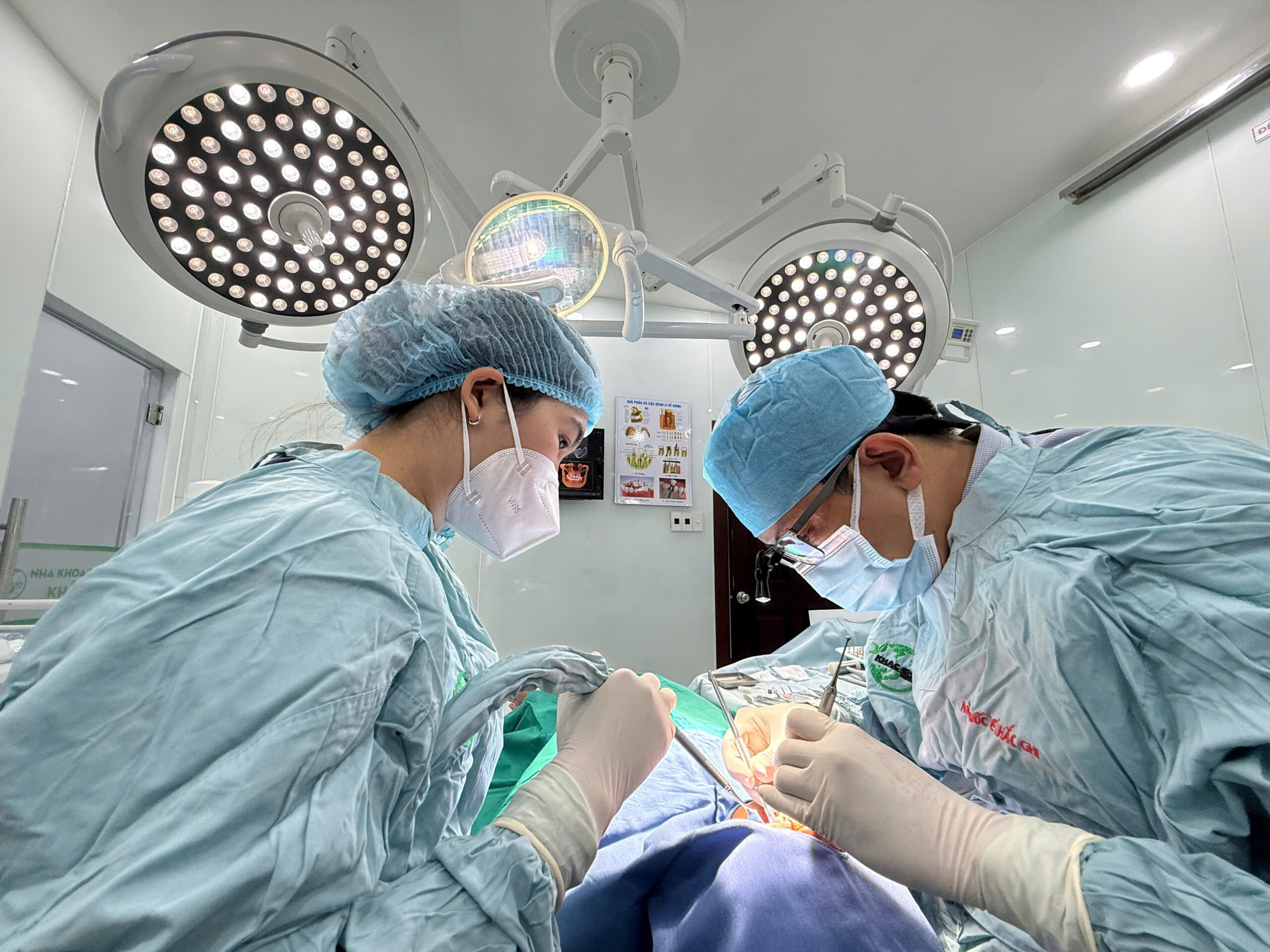 Hình ảnh Bác Quang trong phòng thực hiện điều trị 